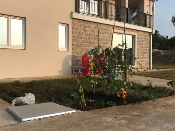 Kuća 200 m² sa pogledom na planine i placom 750 m² – Krimovica, Kotor