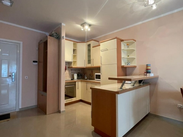 Izdavanje: Jednosoban stan 66 m² moderno renoviran – Rafailovići, Budva
