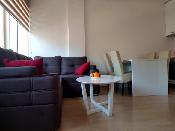 Izdavanje: Jednosoban stan u centru Budve prije sezone – Budva