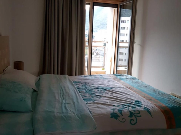 Izdavanje: Jednosoban stan u centru Budve prije sezone – Budva