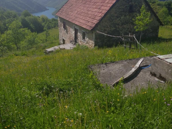 Plac 50263 m² sa pogledom na Pivsko jezero i starom kućom – Plužine