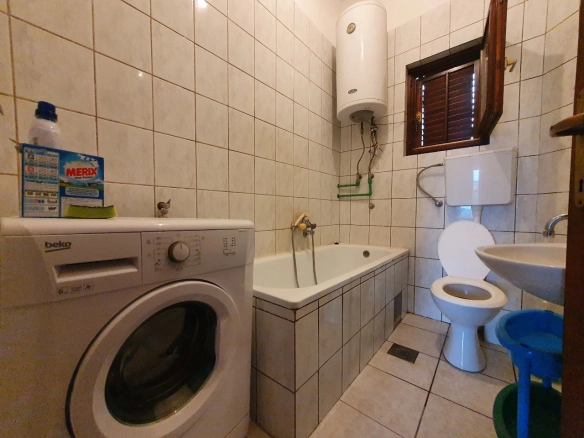 Izdavanje: Dvosoban stan na spratu kuće sa pogledom na more – Šušanj, Bar