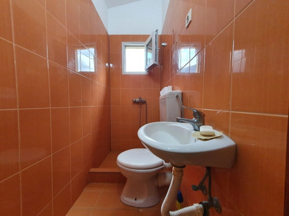 Izdavanje: Dvosoban stan na spratu kuće sa pogledom na more – Šušanj, Bar