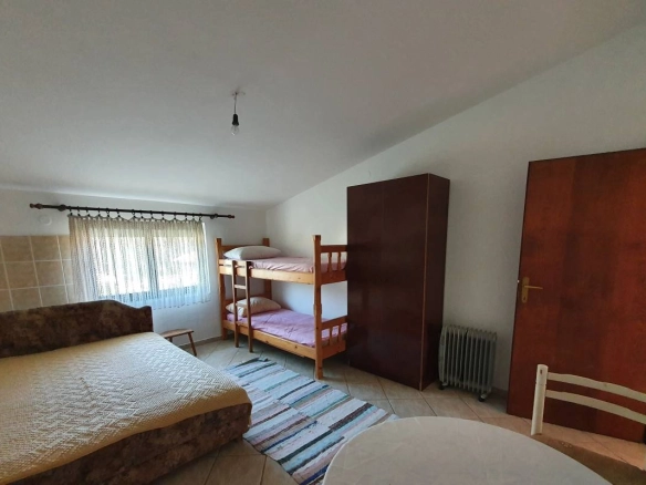 Izdavanje: Dvosoban stan na spratu kuće sa pogledom na more – Šušanj, Bar