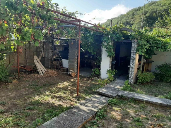 Kuća 210 m² sa 10 soba za izdavanje i voćnjakom – Čanj, Bar