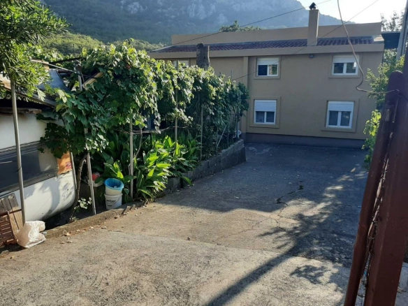 Kuća 210 m² sa 10 soba za izdavanje i voćnjakom – Čanj, Bar