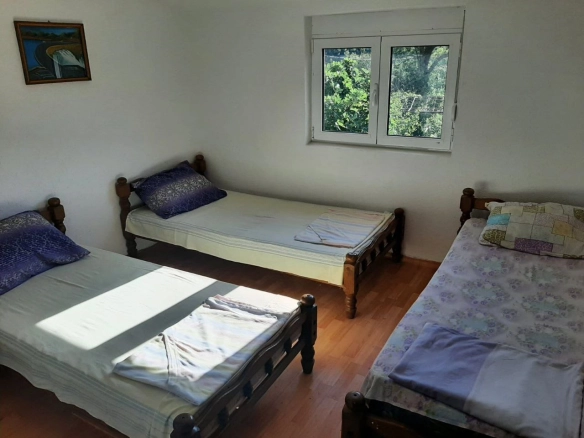 Kuća 210 m² sa 10 soba za izdavanje i voćnjakom – Čanj, Bar