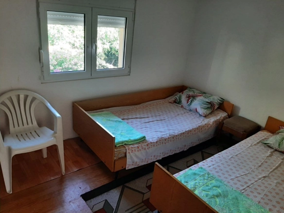 Kuća 210 m² sa 10 soba za izdavanje i voćnjakom – Čanj, Bar