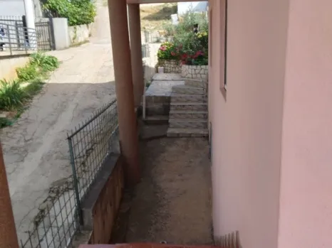 Kuća na tri etaže u Dobroj Vodi
