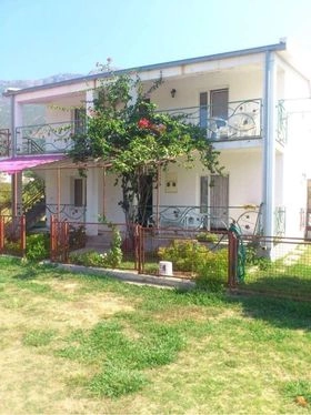 Izdavanje: Kuća 65 m² sa 4 spavaće sobe, 500 m od plaže – Sutomore, Bar