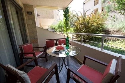 Izdavanje: Dvosoban stan 70 m² u kompleksu sa 2 bazena – Pržno, Budva