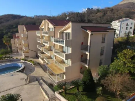 Izdavanje: Dvosoban stan 70 m² u kompleksu sa 2 bazena – Pržno, Budva