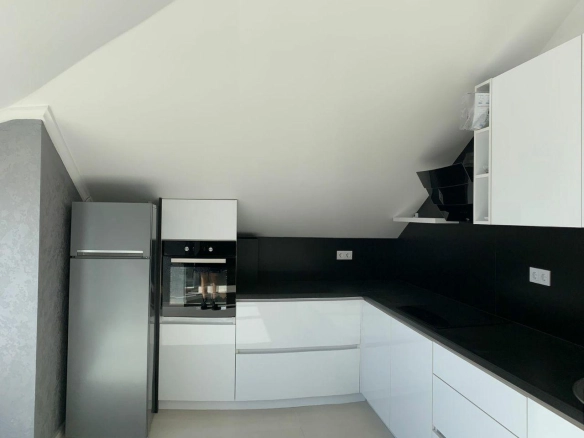 Dvosoban stan 144 m² sa pogledom na more i đakuzijem – centar Bara