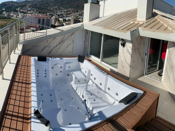 Dvosoban stan 144 m² sa pogledom na more i đakuzijem – centar Bara