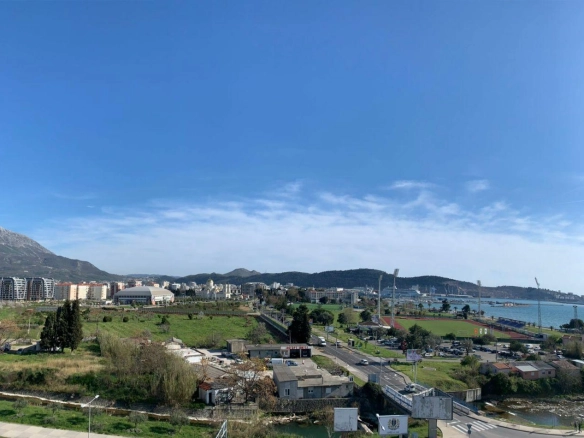 Dvosoban stan 144 m² sa pogledom na more i đakuzijem – centar Bara