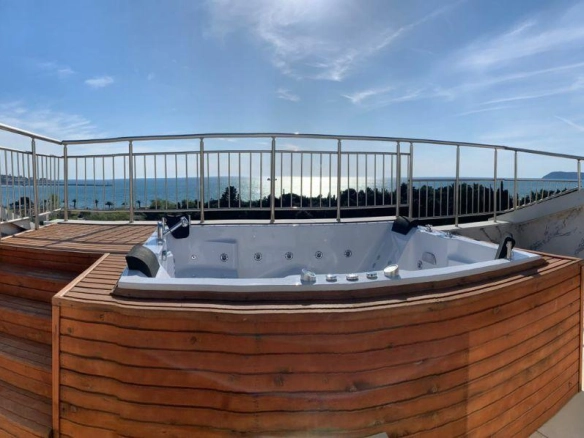 Dvosoban stan 144 m² sa pogledom na more i đakuzijem – centar Bara