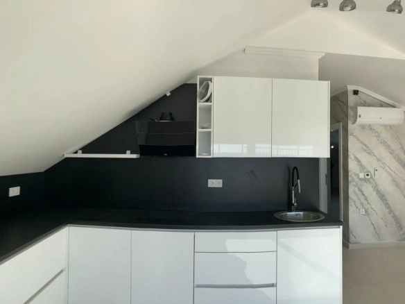 Dvosoban stan 144 m² sa pogledom na more i đakuzijem – centar Bara