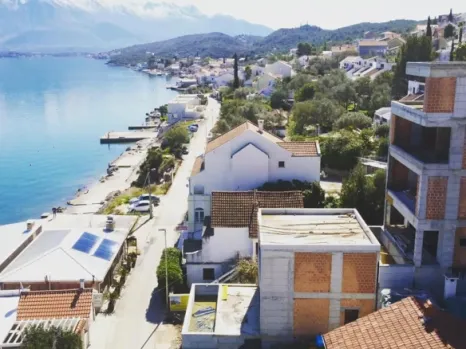 Kuća 200 m² sa bazenom, 10 m od plaže – Krašići, Tivat