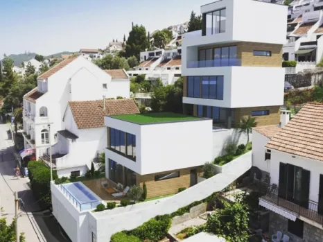 Kuća 200 m² sa bazenom, 10 m od plaže – Krašići, Tivat
