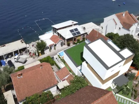 Kuća 200 m² sa bazenom, 10 m od plaže – Krašići, Tivat