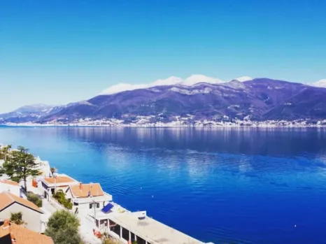 Kuća 200 m² sa bazenom, 10 m od plaže – Krašići, Tivat