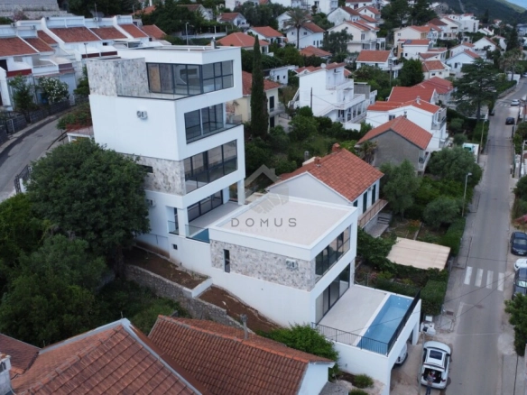 Luksuzna vila 315 m² na placu 450 m², Krašići – Tivat