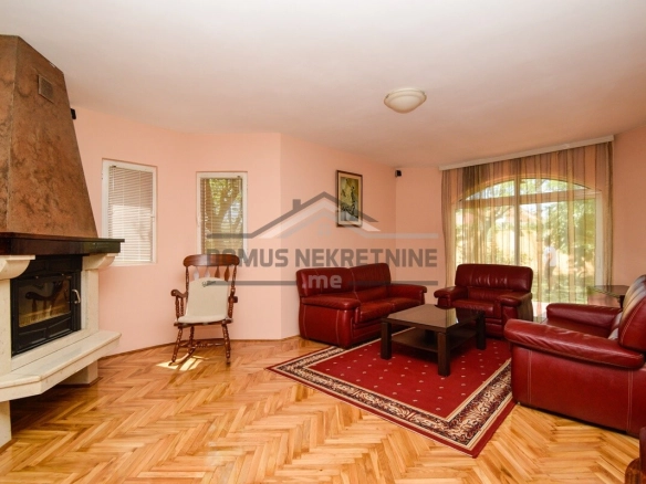 Porodična kuća 250 m² na placu 600 m², Donja Gorica – Podgorica