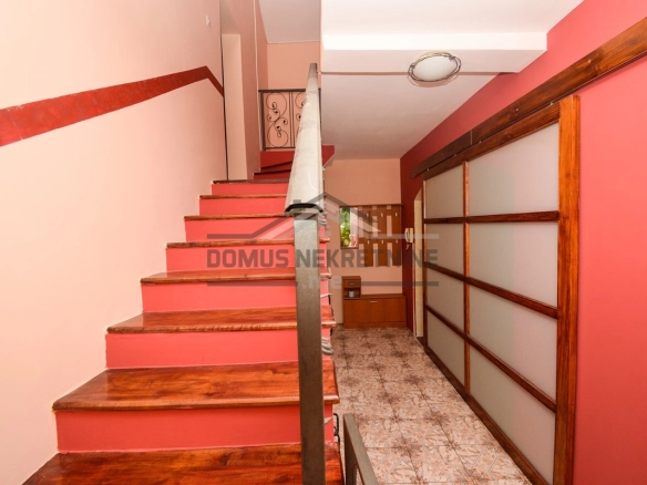 Porodična kuća 250 m² na placu 600 m², Donja Gorica – Podgorica