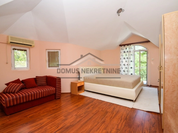 Porodična kuća 250 m² na placu 600 m², Donja Gorica – Podgorica