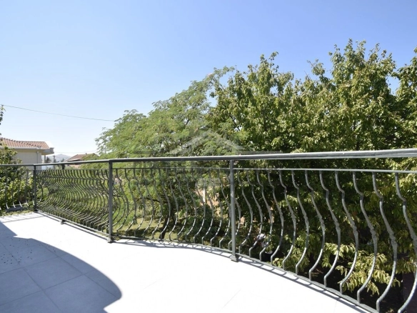 Porodična kuća 250 m² na placu 600 m², Donja Gorica – Podgorica