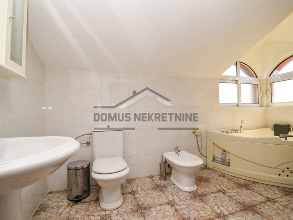 Porodična kuća 250 m² na placu 600 m², Donja Gorica – Podgorica