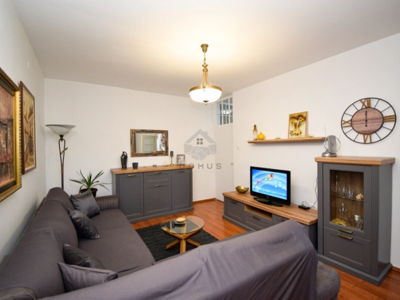 Dvosoban namješten stan 77 m²