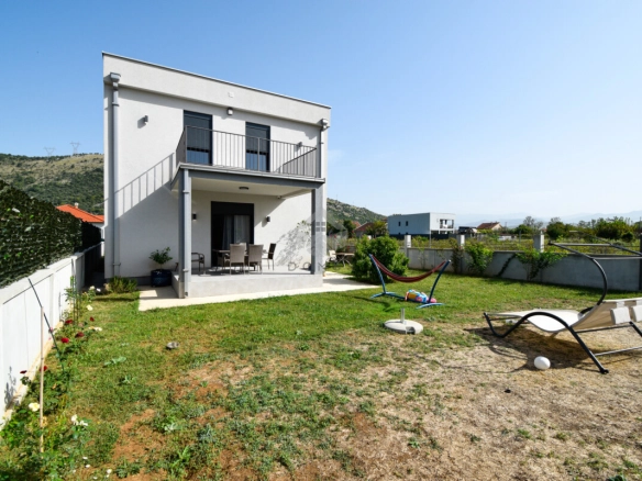 Porodična kuća 210 m² na placu od 1000 m²