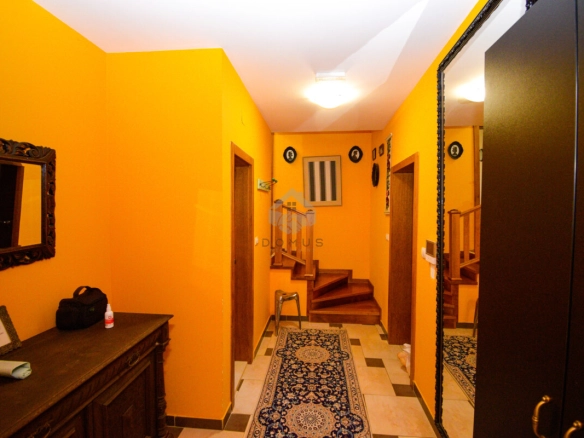 Dvosoban stan 100 m² + parking, Gorica C – Podgorica