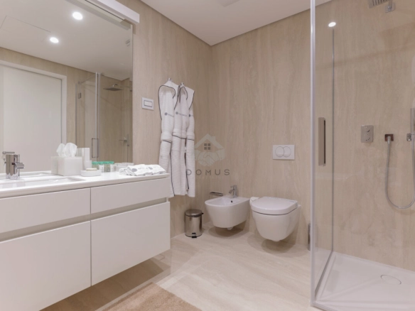 Trosoban luksuzan stan 214 m² sa pogledom na more, Dukley Gardens – Budva
