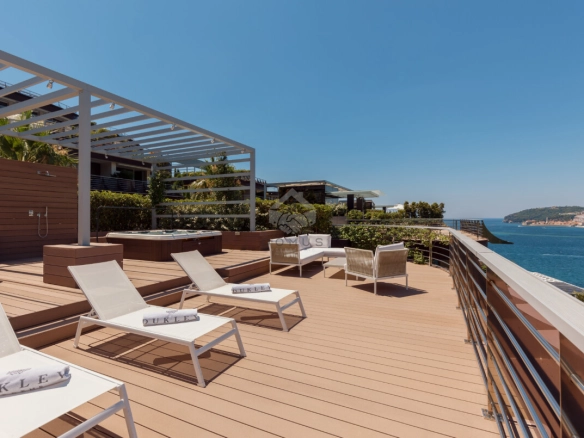 Trosoban luksuzan stan 257 m² + terasa 200 m² sa pogledom na more, Dukley Gardens – Budva