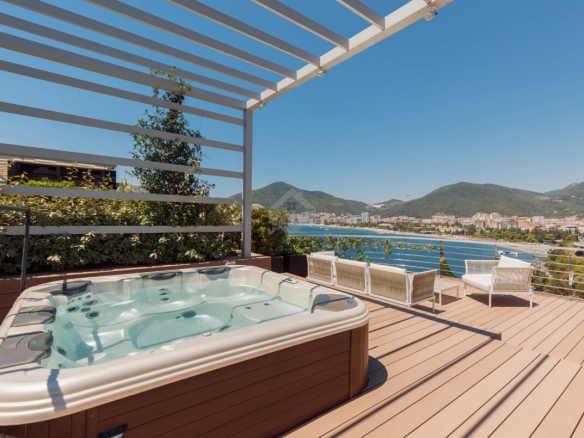 Trosoban luksuzan stan 257 m² + terasa 200 m² sa pogledom na more, Dukley Gardens – Budva