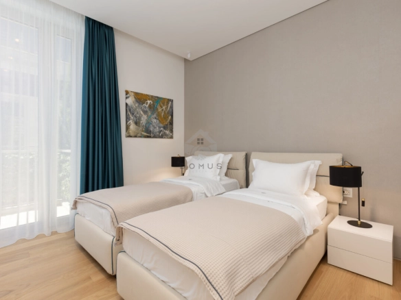 Trosoban luksuzan stan 257 m² + terasa 200 m² sa pogledom na more, Dukley Gardens – Budva