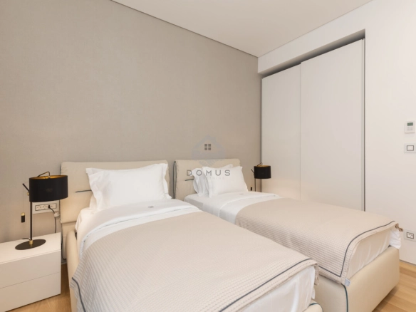 Trosoban luksuzan stan 257 m² + terasa 200 m² sa pogledom na more, Dukley Gardens – Budva