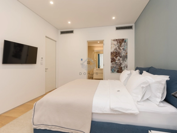 Trosoban luksuzan stan 257 m² + terasa 200 m² sa pogledom na more, Dukley Gardens – Budva