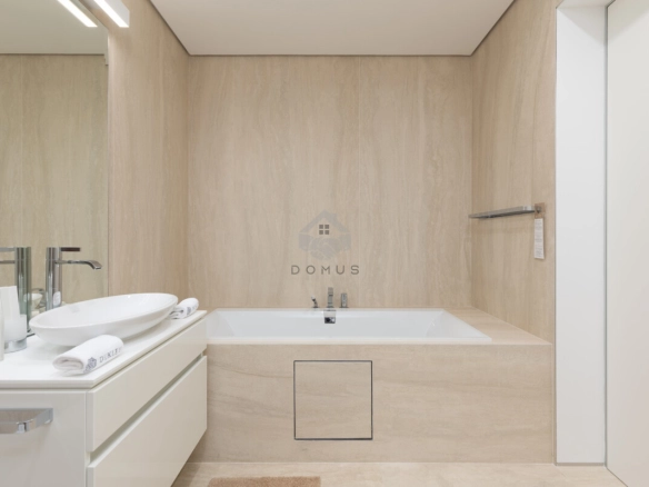 Trosoban luksuzan stan 257 m² + terasa 200 m² sa pogledom na more, Dukley Gardens – Budva