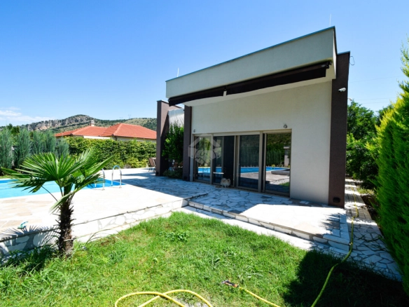 Kuća 150 m² sa bazenom na placu 1.200 m², Tološi – Podgorica