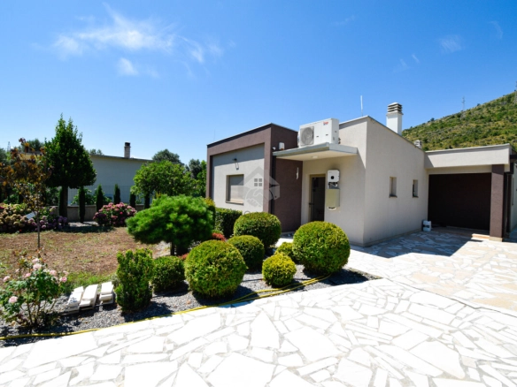 Kuća 150 m² sa bazenom na placu 1.200 m², Tološi – Podgorica