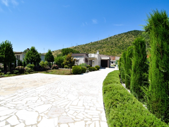 Kuća 150 m² sa bazenom na placu 1.200 m², Tološi – Podgorica