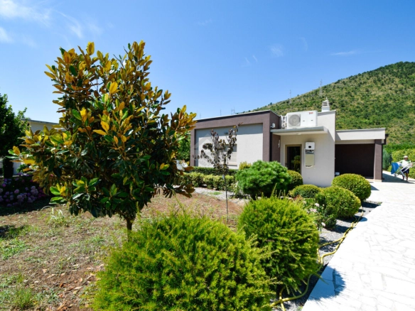 Kuća 150 m² sa bazenom na placu 1.200 m², Tološi – Podgorica