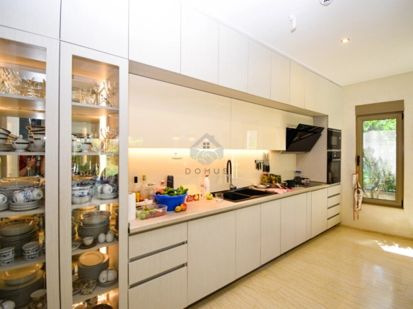 Kuća 150 m² sa bazenom na placu 1.200 m², Tološi – Podgorica