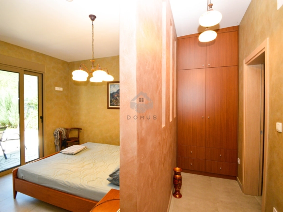 Kuća 150 m² sa bazenom na placu 1.200 m², Tološi – Podgorica