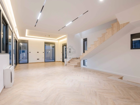 Luksuzna vila 240 m² sa bazenom na placu 380 m², Kamenovo – Budva