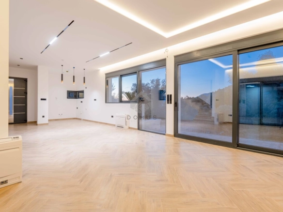 Luksuzna vila 240 m² sa bazenom na placu 380 m², Kamenovo – Budva
