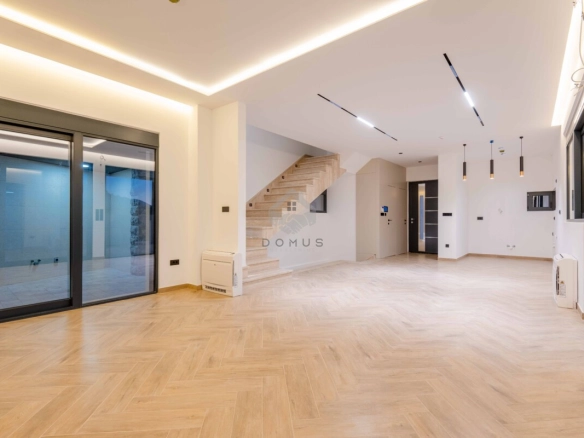 Luksuzna vila 240 m² sa bazenom na placu 380 m², Kamenovo – Budva